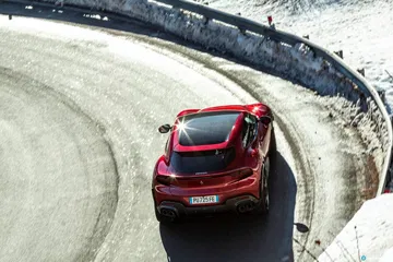 Vista dinámica del Purosangue destacando su diseño lateral y trasero.