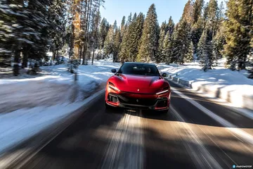 Vista trasera y lateral del Ferrari Purosangue en un entorno nevado