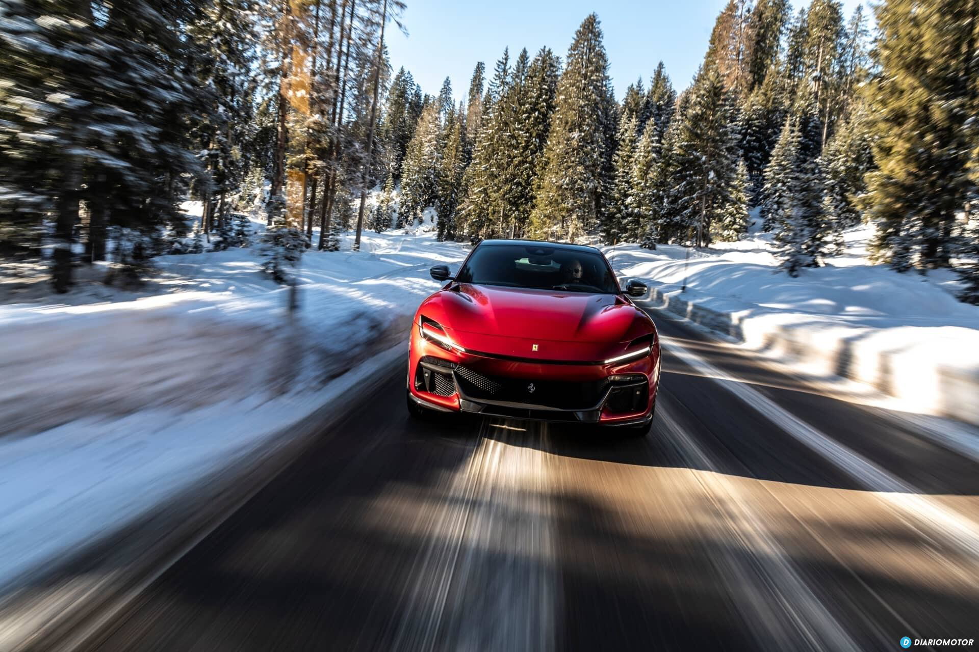 Vista trasera y lateral del Ferrari Purosangue en un entorno nevado
