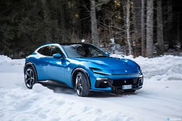 Un Ferrari Purosangue en un entorno nevado, mostrando su línea lateral.