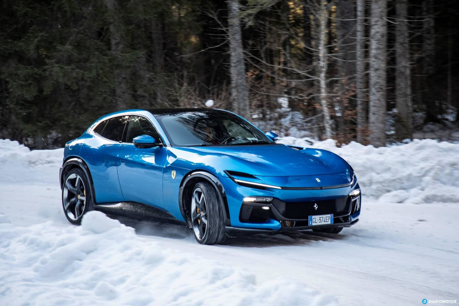 Un Ferrari Purosangue en un entorno nevado, mostrando su línea lateral.