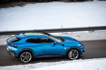 Vista lateral del Ferrari Purosangue, mostrando su línea aerodinámica.