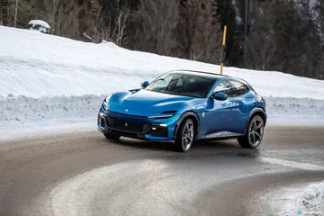 Vista dinámica lateral del Ferrari Purosangue en movimento.