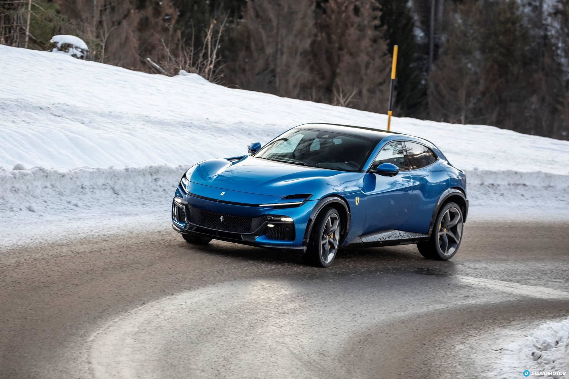 Vista dinámica lateral del Ferrari Purosangue en movimento.