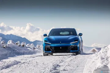 Ferrari Purosangue mostrando su imponente frente en contexto invernal.