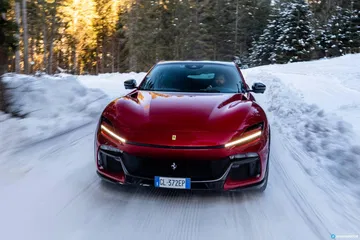 Vista frontal del Ferrari Purosangue destacando su diseño agresivo y emblemática parrilla.