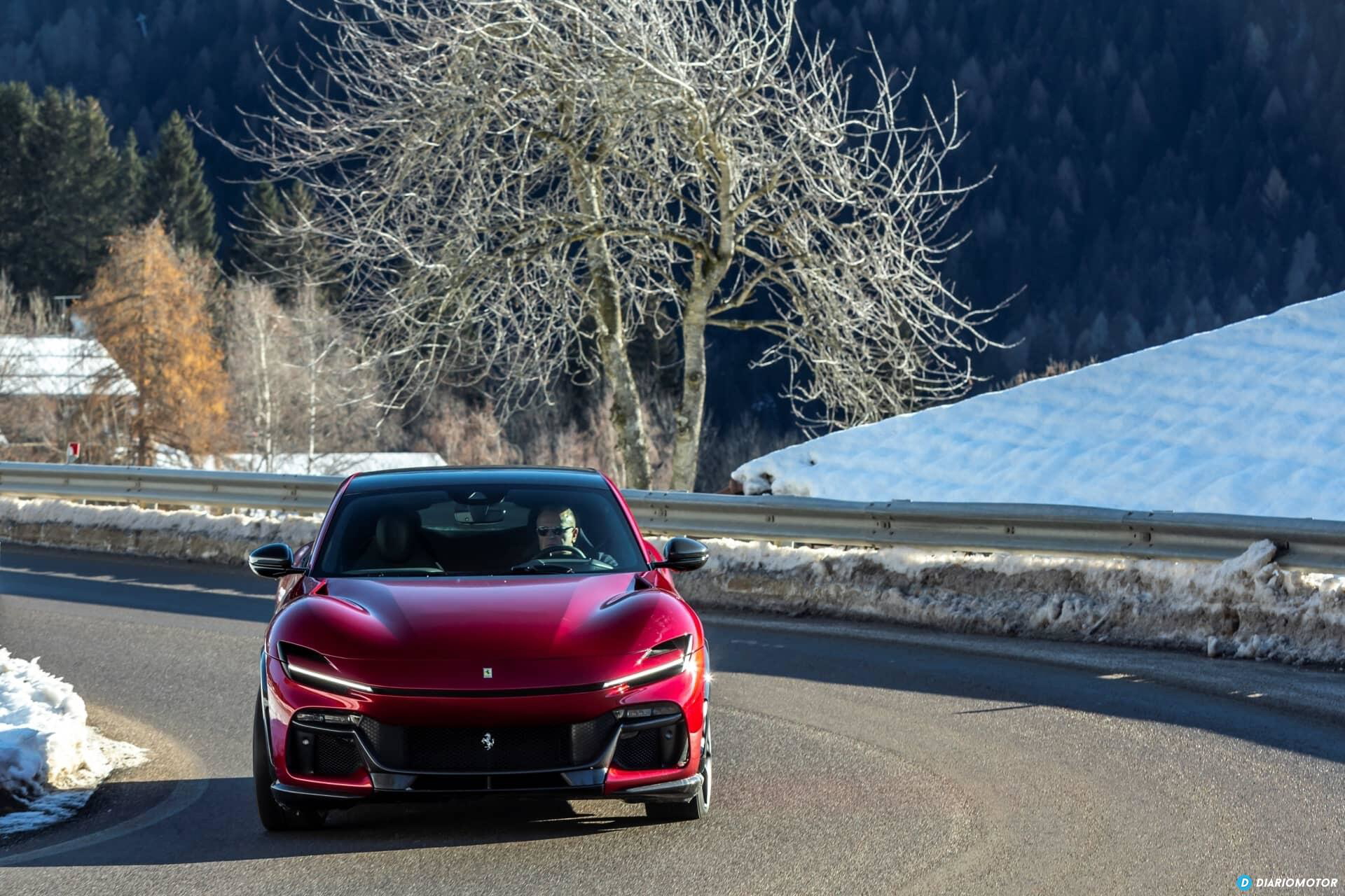Vista frontal del Ferrari Purosangue, destacando su diseño agresivo y elegante.