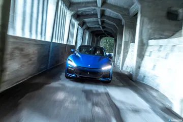 Vista frontal del Ferrari Purosangue destacando su diseño agresivo y elegante.