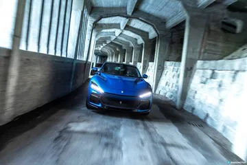 Vista frontal del Ferrari Purosangue, exhibiendo su imponente parrilla y faros afilados.