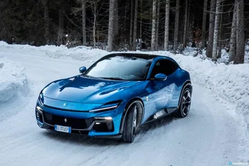 El Ferrari Purosangue luce su línea lateral y frontal dinámica en la nieve.