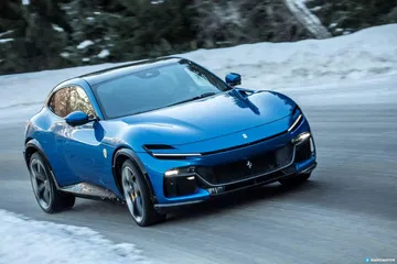 Ferrari Purosangue captado en una curva, mostrando su dinámica silueta.