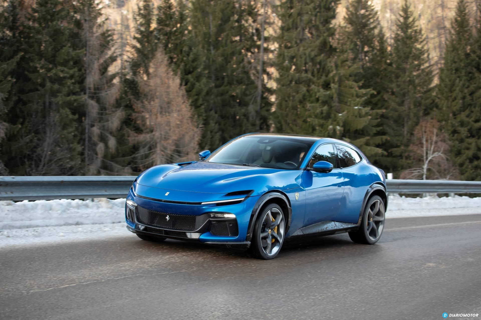 Vista delantera y lateral del Ferrari Purosangue en carretera.