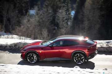 Vista lateral del Ferrari Purosangue destacando su línea deportiva y elegante.