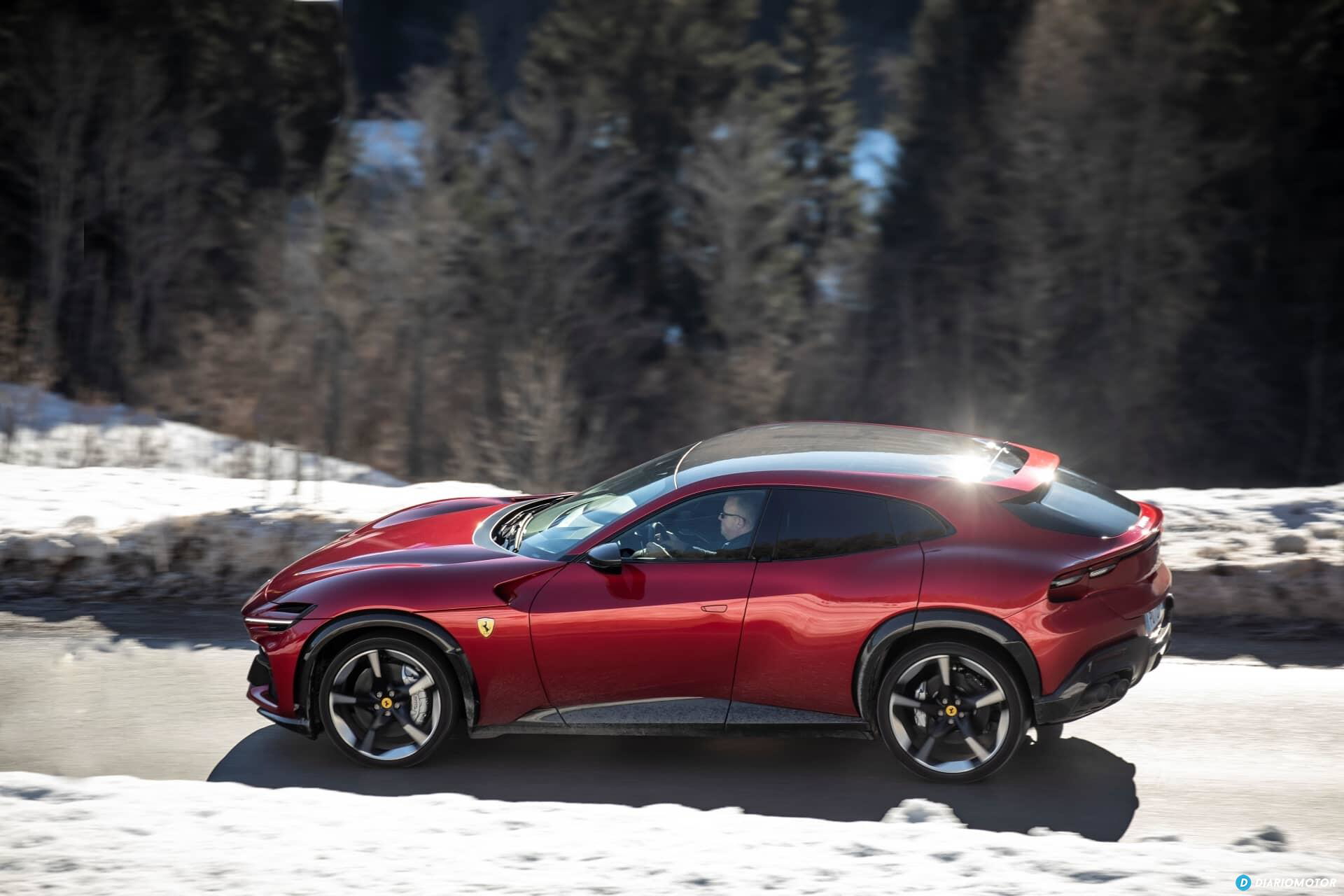 Vista lateral del Ferrari Purosangue destacando su línea deportiva y elegante.