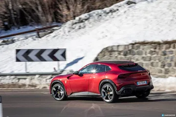 Perfil imponente del Ferrari Purosangue mostrando su línea deportiva y elegante.