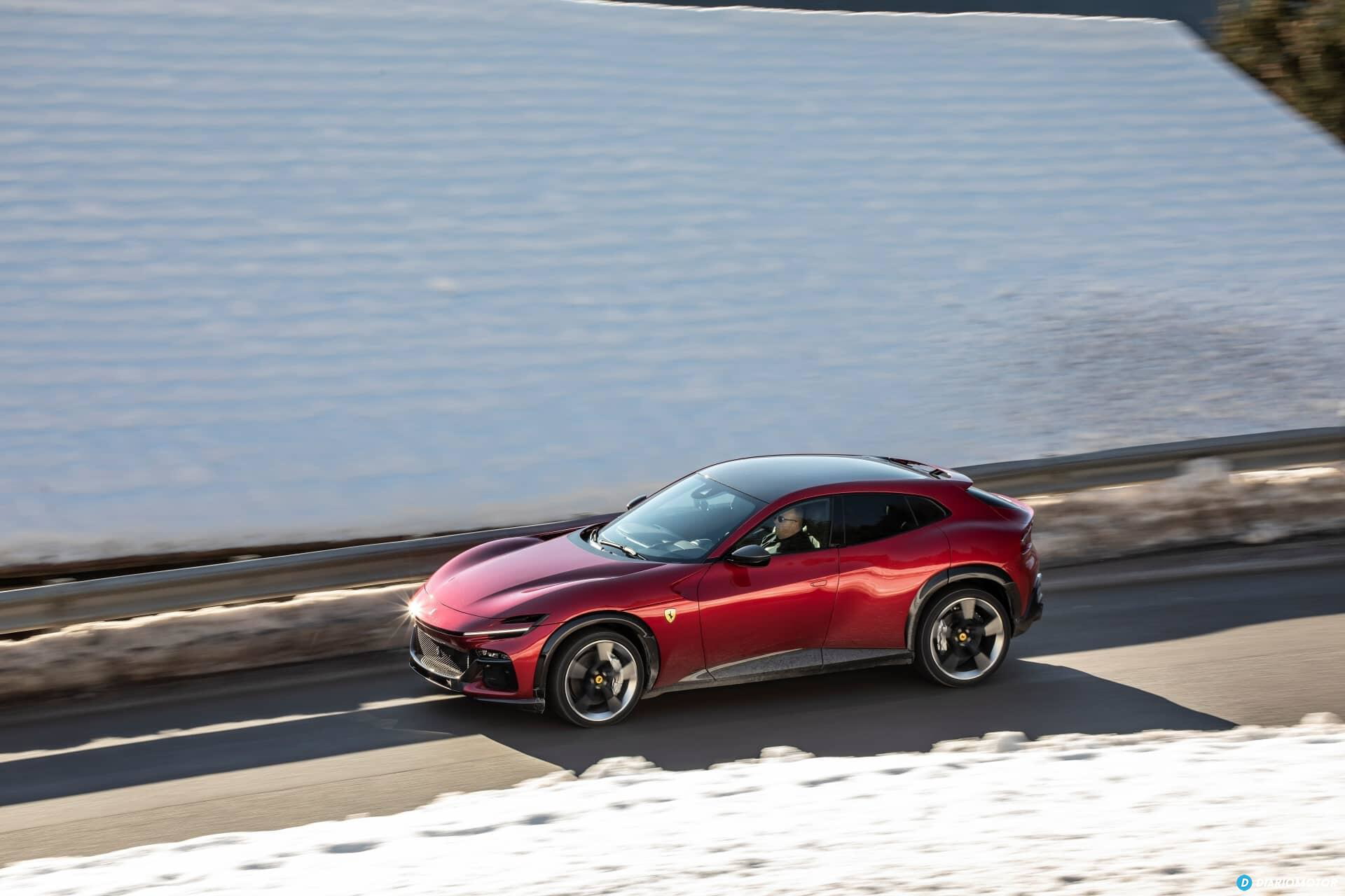 Vista lateral del Ferrari Purosangue reflejando su línea deportiva y aerodinámica.
