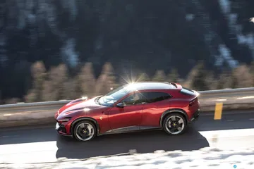 Vista lateral del Ferrari Purosangue en un ambiente invernal.