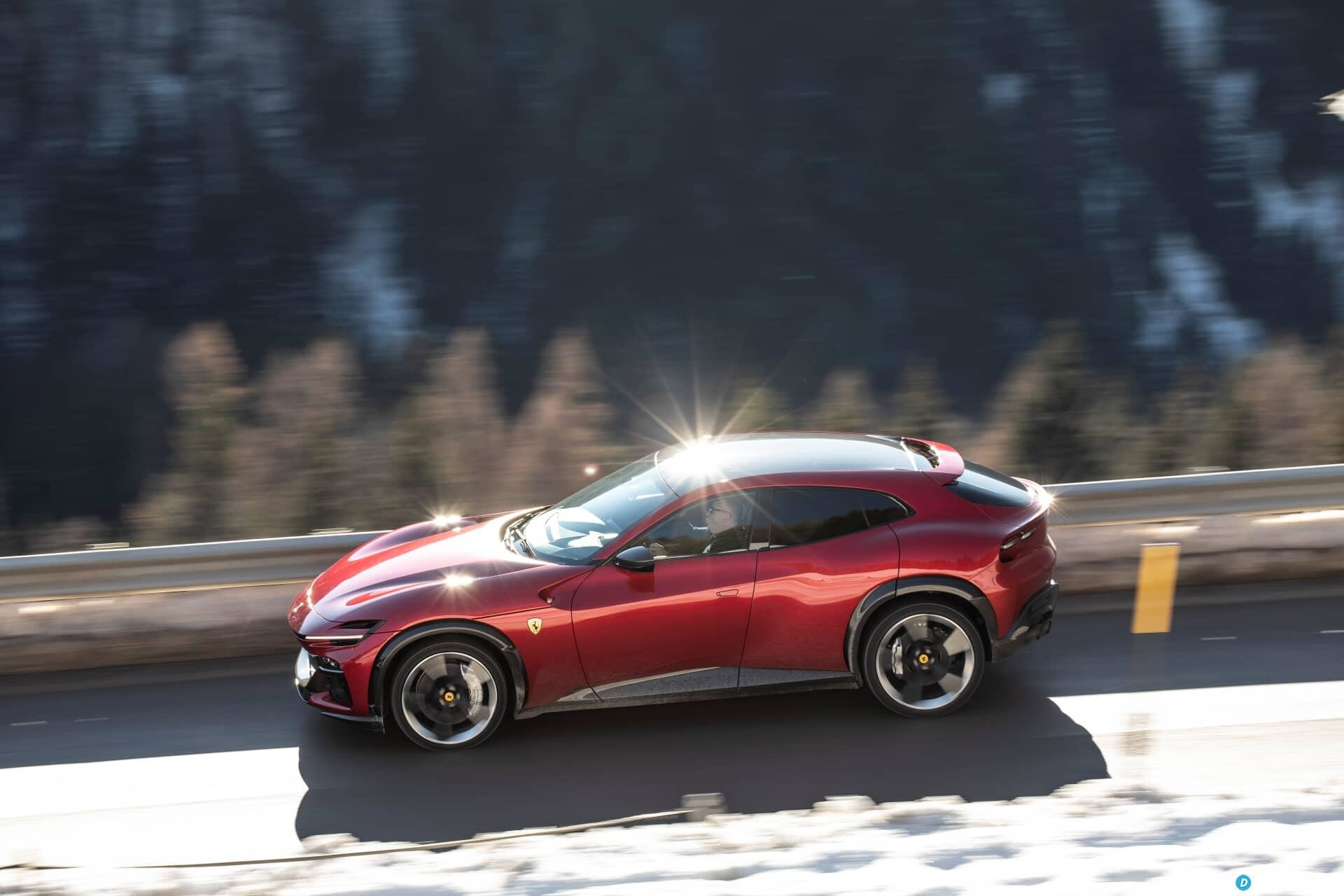 Vista lateral del Ferrari Purosangue en un ambiente invernal.