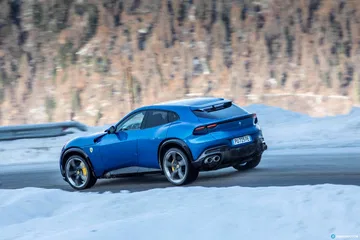 Vista lateral del Ferrari Purosangue revelando su dinámica silueta.