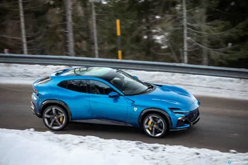 Vista lateral del Ferrari Purosangue mostrando su línea deportiva y aerodinámica.