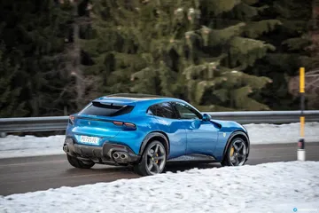 Vista lateral del Ferrari Purosangue exponiendo su línea deportiva.