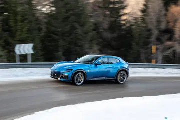 Vista lateral Ferrari Purosangue, realzando su silueta deportiva.