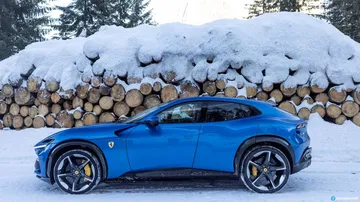 Vista lateral del Ferrari Purosangue mostrando su línea deportiva y elegante.