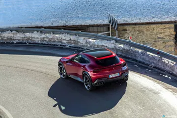 Vista lateral del Ferrari Purosangue en circuito de pruebas