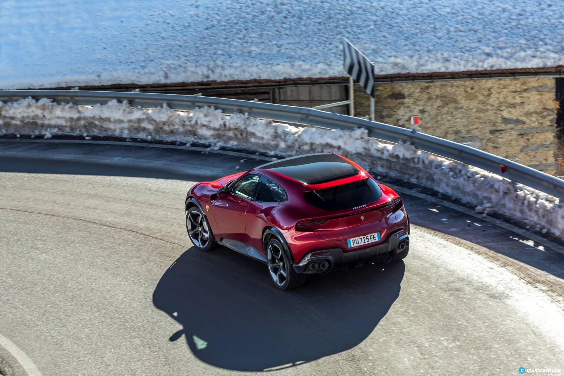 Vista lateral del Ferrari Purosangue en circuito de pruebas
