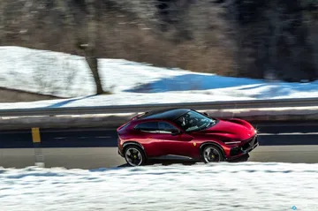 Perfil del Ferrari Purosangue destacando su silueta aerodinámica.
