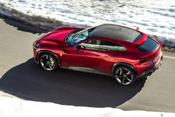 Vista lateral Ferrari Purosangue destacando su diseño elegante y deportivo.