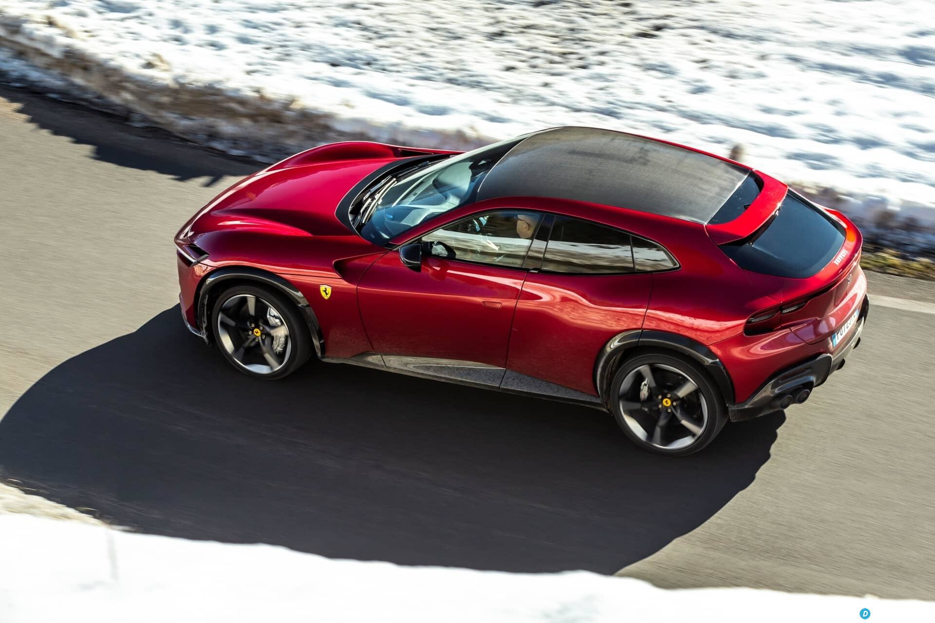 Vista lateral Ferrari Purosangue destacando su diseño elegante y deportivo.