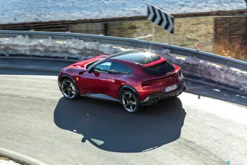 Vista lateral del Ferrari Purosangue resaltando su elegante línea.