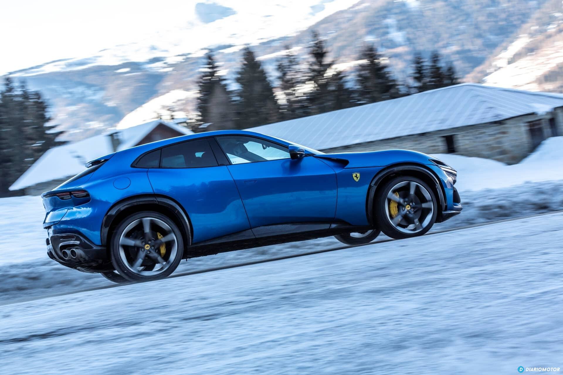 Vista lateral del Ferrari Purosangue resaltando su diseño deportivo.