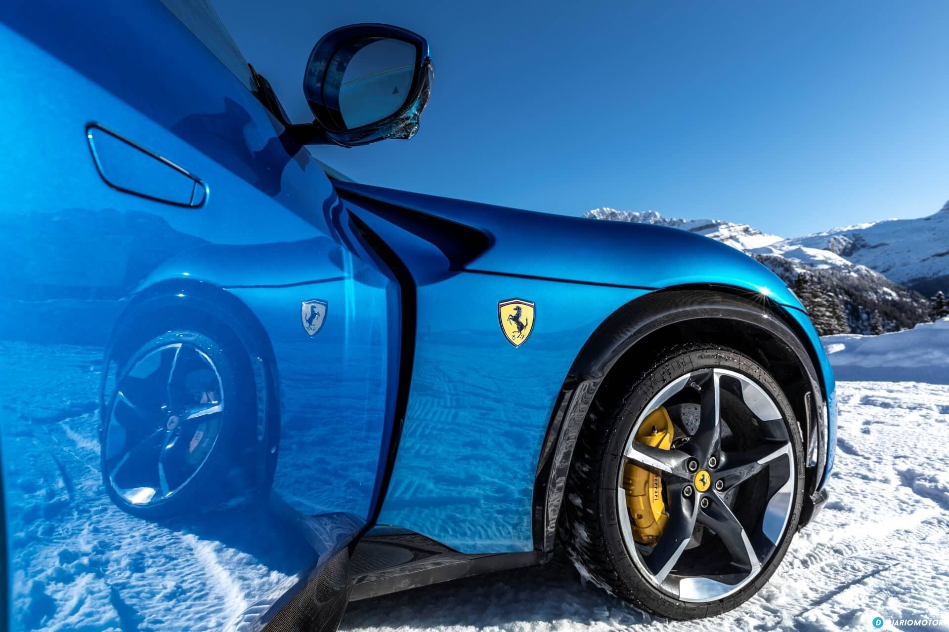 Vista lateral del Ferrari Purosangue destacando su diseño deportivo y elegante.