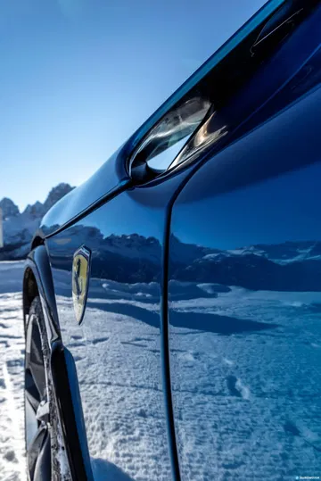 Vista lateral destacando la línea y diseño del Ferrari Purosangue.