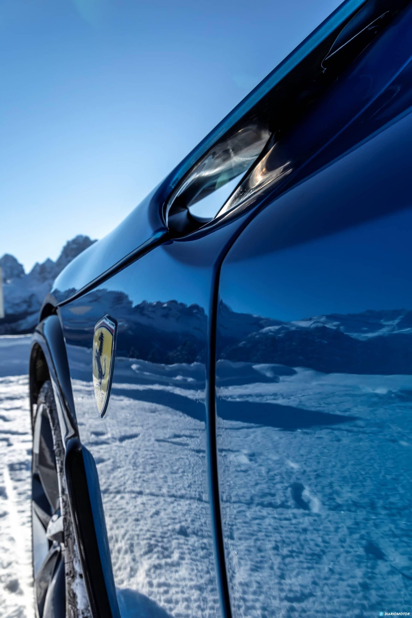 Vista lateral destacando la línea y diseño del Ferrari Purosangue.