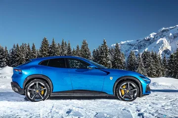 Vista lateral del Ferrari Purosangue con un diseño elegante y deportivo.