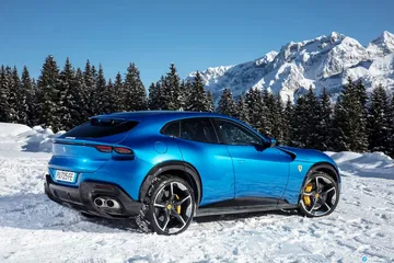 Vista lateral del Ferrari Purosangue, destacando su línea deportiva y exclusiva.