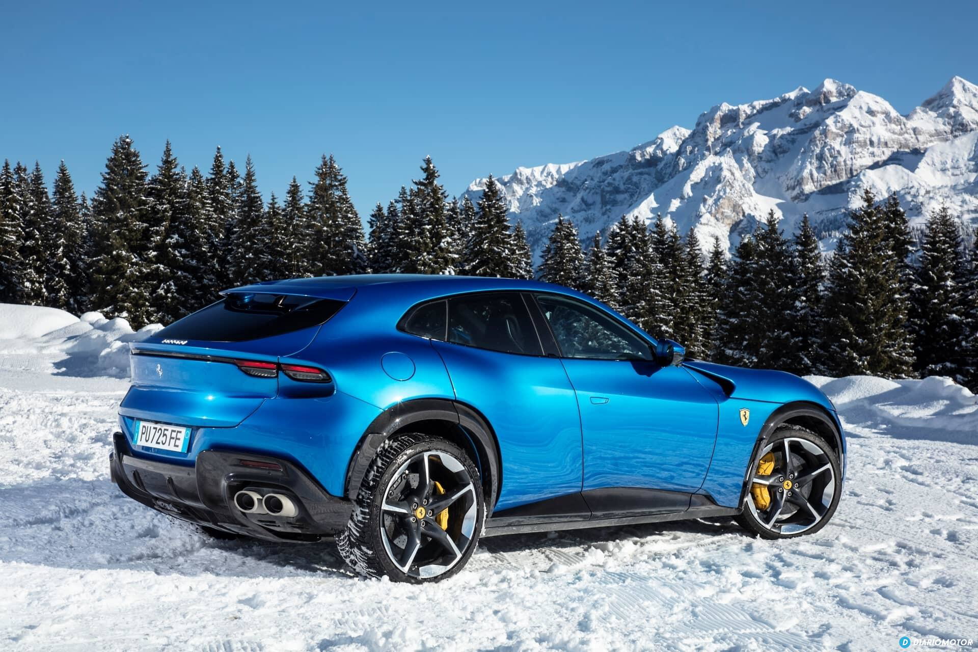 Vista lateral del Ferrari Purosangue, destacando su línea deportiva y exclusiva.