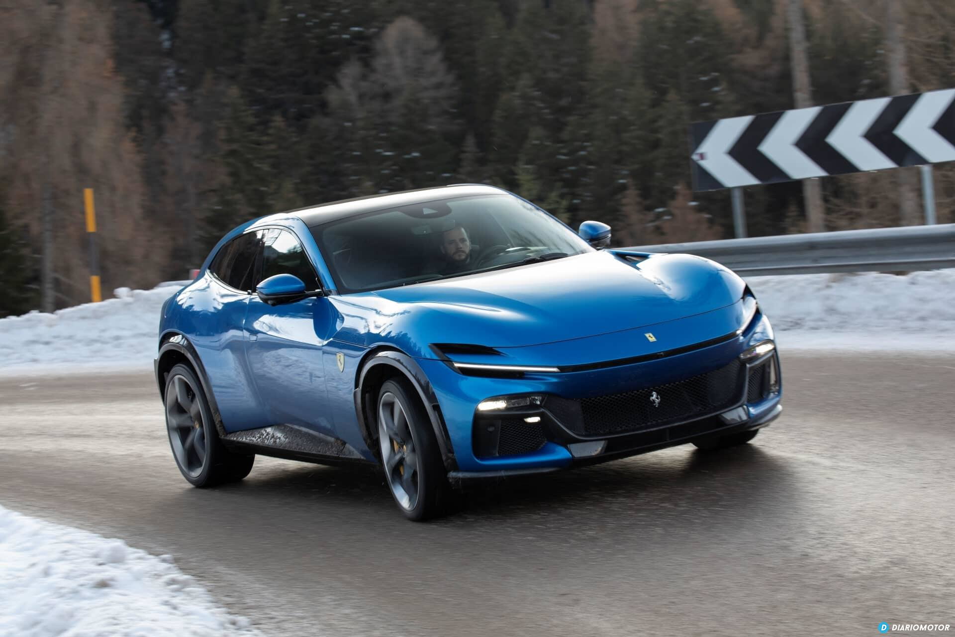 Vista lateral del Ferrari Purosangue en movimiento mostrando su dinámica silueta.