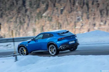 Vista lateral del Ferrari Purosangue en condiciones invernales.