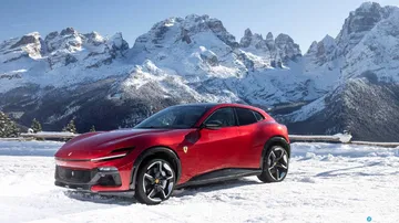 Ferrari Purosangue capturado en un entorno nevado, destacando su elegante línea lateral.