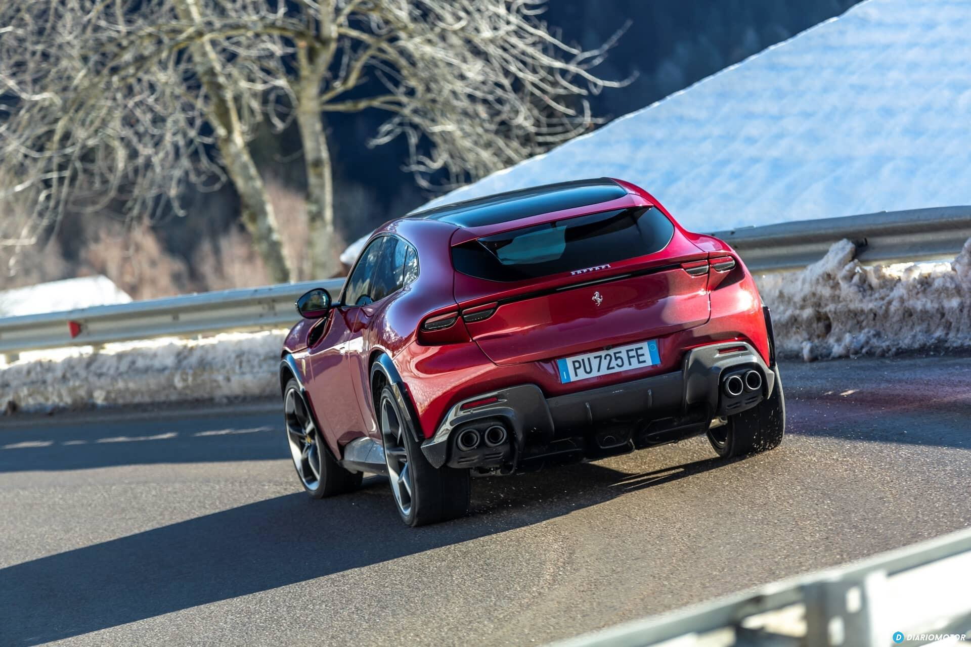 Vista dinámica lateral y trasera del Ferrari Purosangue en movimiento.