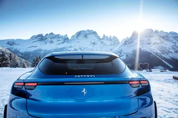 Vista trasera Ferrari Purosangue resaltando pilotos y diseño del alerón