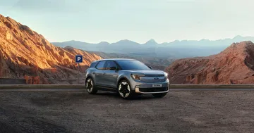 Vista delantera y lateral de un Ford Explorer en un entorno natural.