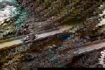 Ford Explorer en entorno natural mostrando su perfil lateral robusto