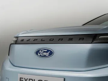 Toma trasera del Ford Explorer destacando sus pilotos y emblema.