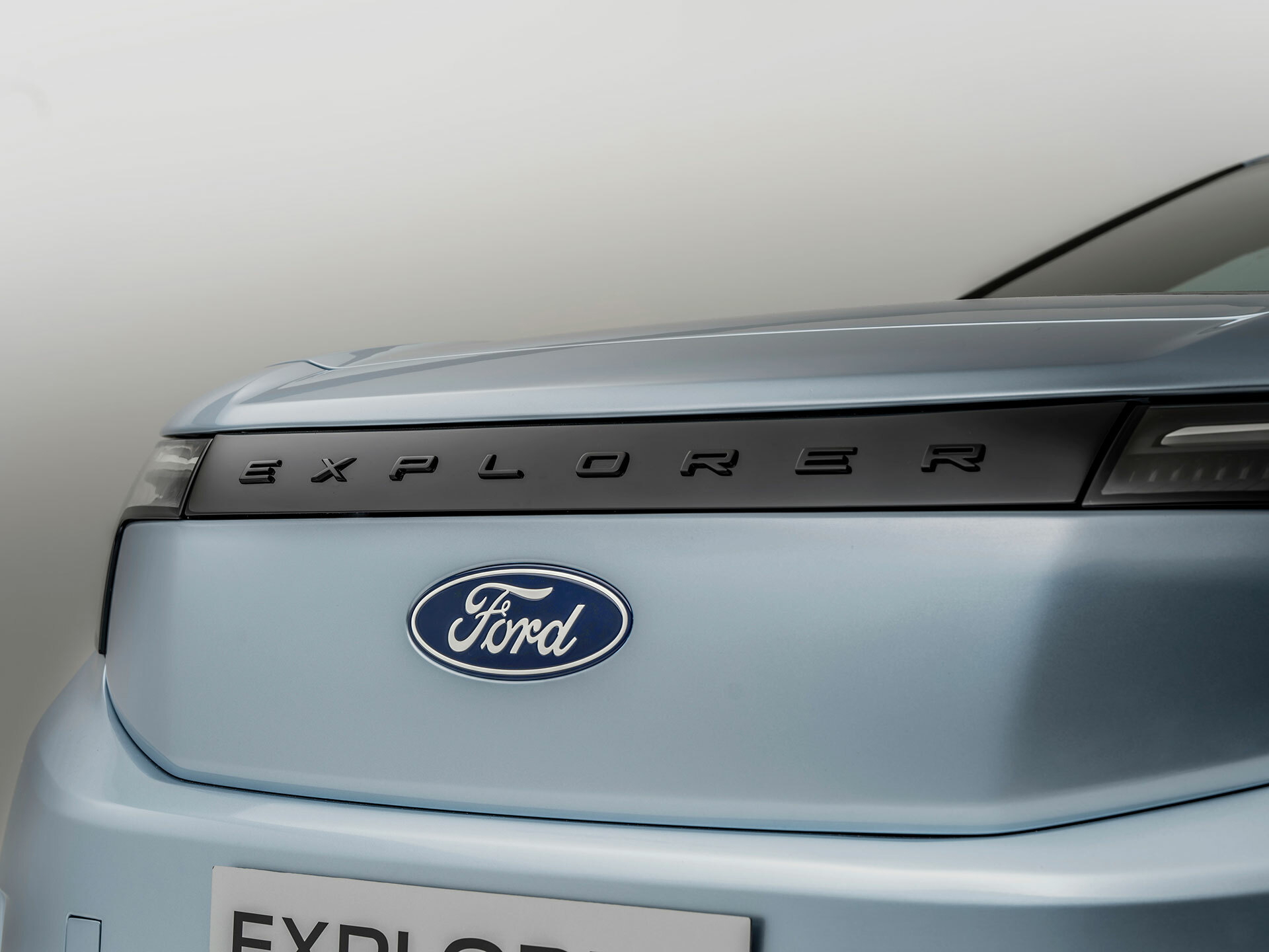 Toma trasera del Ford Explorer destacando sus pilotos y emblema.