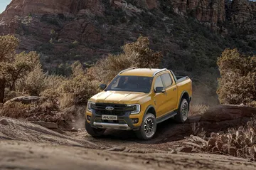 Vista angular delantera del Ford Ranger en un entorno de aventura.